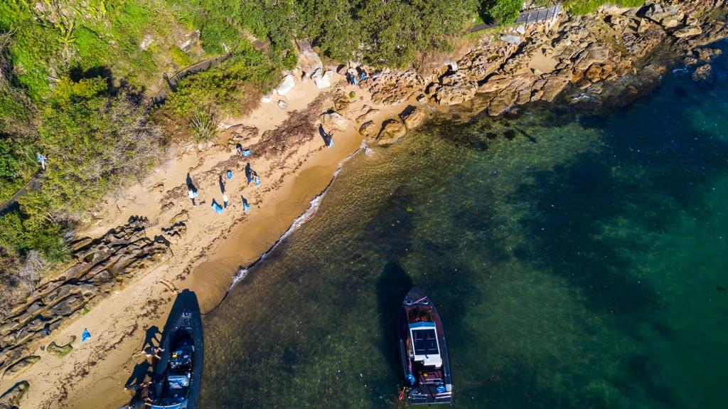 Ocean Alliance teams up with the yachting industry and environment advocacy group, Take 3, to clean Sydney’s beaches. © Ocean Alliance