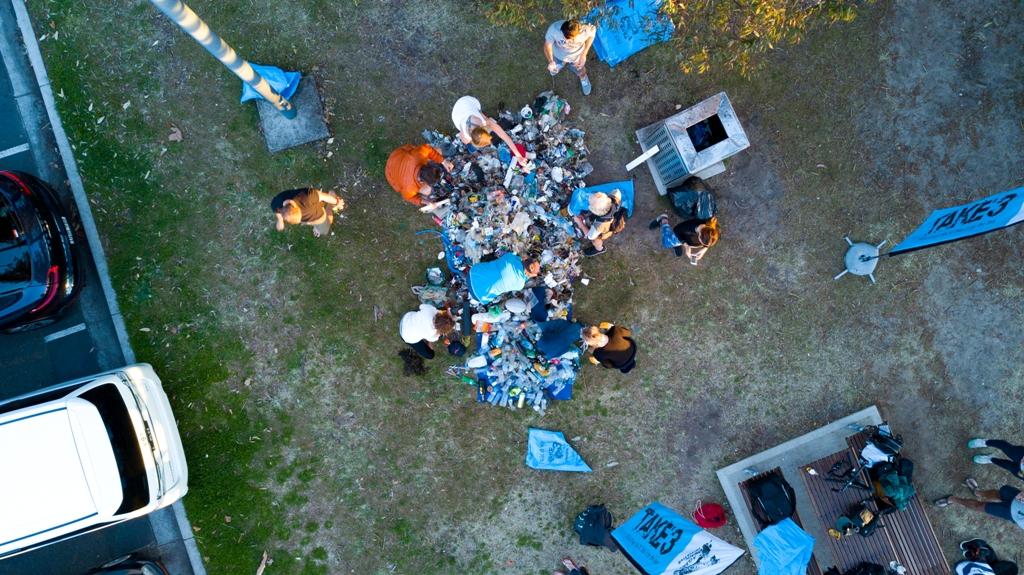 Ocean Alliance teams up with the yachting industry and environment advocacy group, Take 3, to clean Sydney’s beaches. © Ocean Alliance