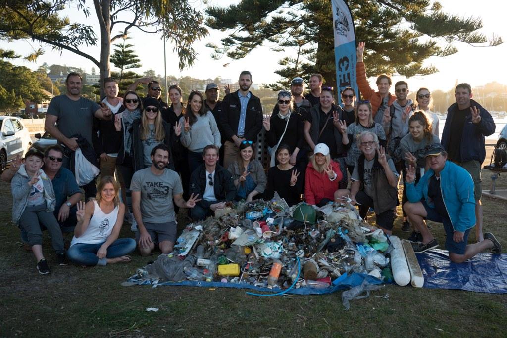 Ocean Alliance teams up with the yachting industry and environment advocacy group, Take 3, to clean Sydney’s beaches. © Ocean Alliance