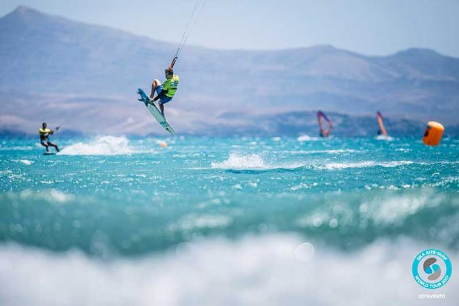 Day 2  – Theo Demanez up against his team mate – GKA Kite-Surf World Tour ©  Ydwer van der Heide