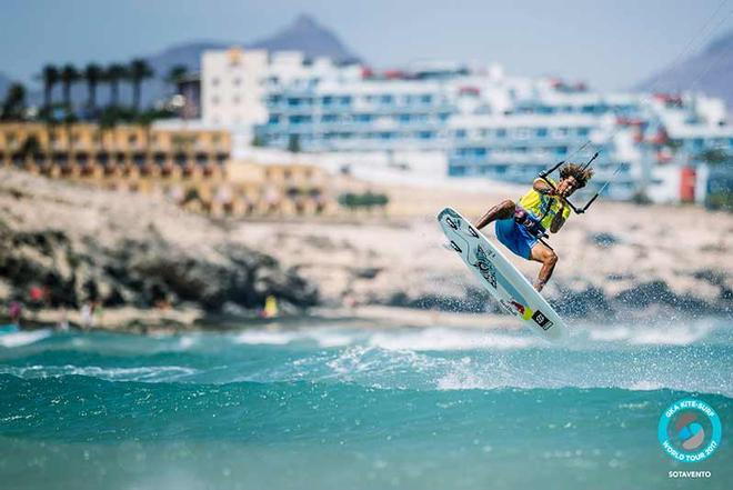 Day 2  – Airton, shining in the challenging conditions – GKA Kite-Surf World Tour ©  Ydwer van der Heide