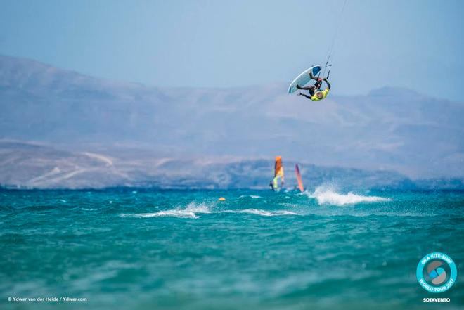 Day 2  – Mitu the maestro sends it into the quarter-finals – GKA Kite-Surf World Tour ©  Ydwer van der Heide