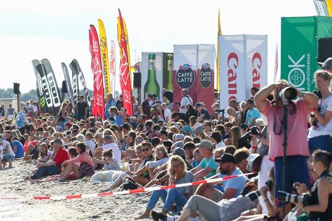 The crowd await the wow-factor to kick off! – Strapless Tow-Up Big-Air ©  Joern Pollex