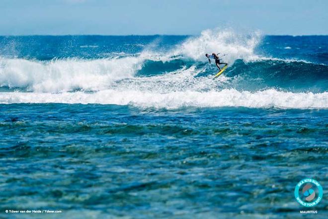 Paulino Pereira takes on Sebastian Ribeiro – GKA Kite-Surf World Tour ©  Ydwer van der Heide