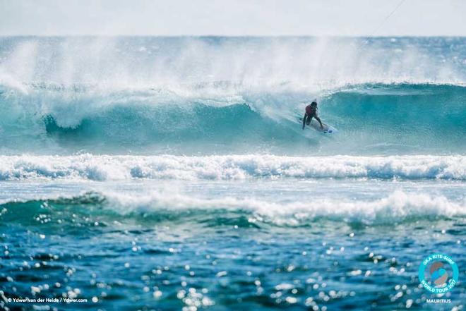 Sebastian Ribeiro takes on Paulino in the quarter finals – GKA Kite-Surf World Tour ©  Ydwer van der Heide