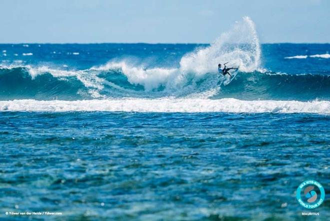 Kev on the charge – GKA Kite-Surf World Tour ©  Ydwer van der Heide