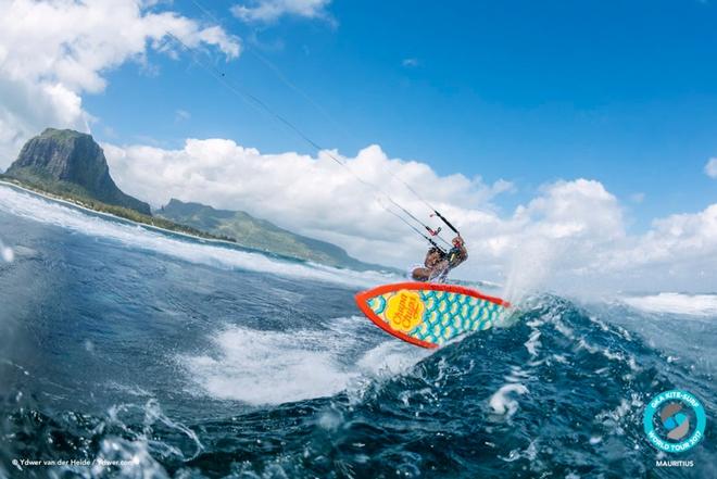 Luis Brito unfortunately didn't make it to the main event but was getting after it today at Chameau – GKA Kite-Surf World Tour ©  Ydwer van der Heide