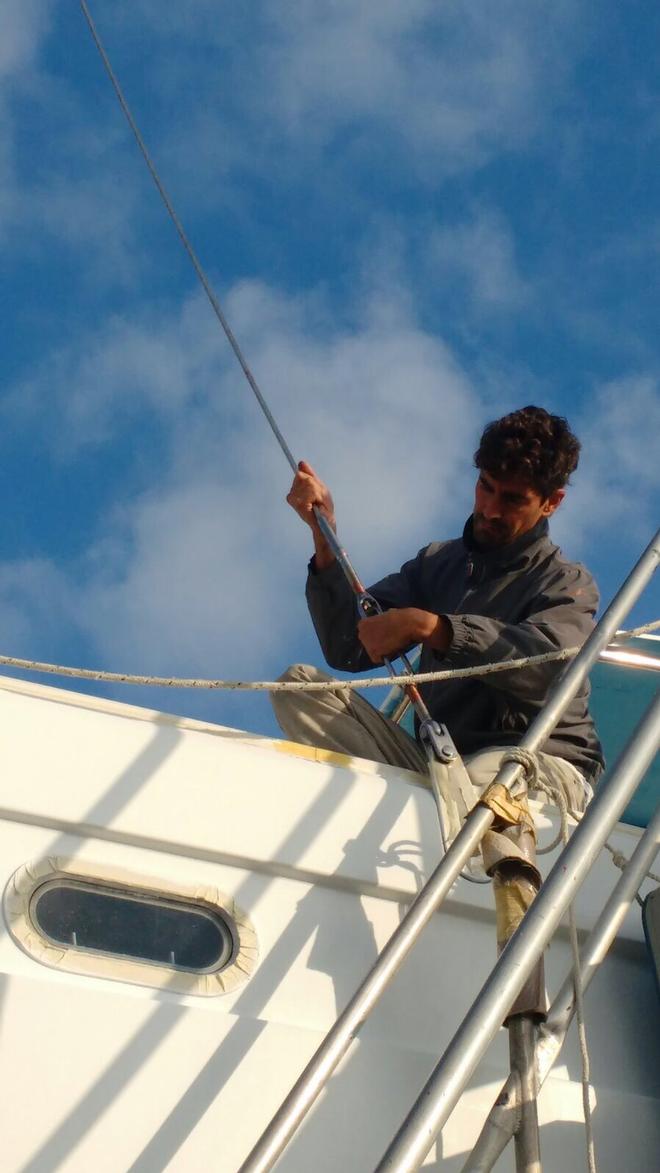 Concentration as Henrique reinstalls the rig © Mission Océan