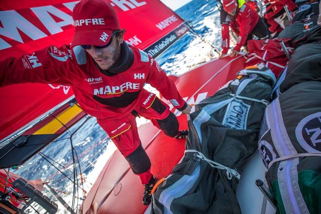 Day 10, Leg 2, Lisbon to Cape Town, on board MAPFRE. Blair Tuke moviendo una vela. 14 November, 2017 – Volvo Ocean Race ©  Ugo Fonolla / Volvo Ocean Race