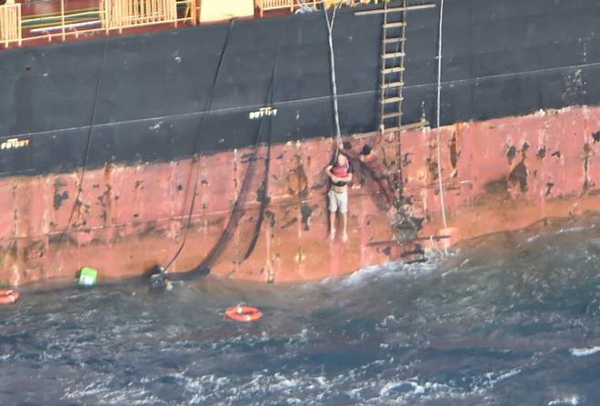 The solo sailor from the yacht Ilanga is hauled up the topside of the Southern Lily. November 18, 2017 © New Zealand Defence Force