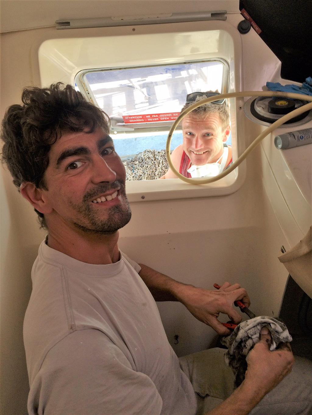 Henrique and one of our volunteers, working on the head © Mission Océan