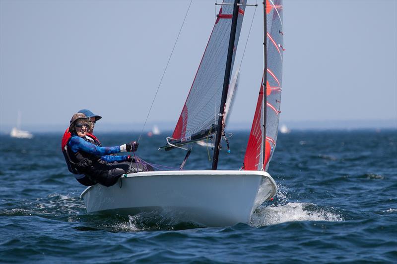 Paul and Bronwyn Ridgway working their way up to the top mark - photo © A.J. McKinnon