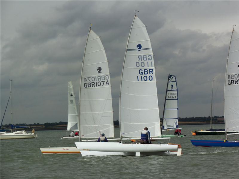 Stones sails. L1100 катамаран. Катамаран Единорог. 777 Unicorn build лодка.