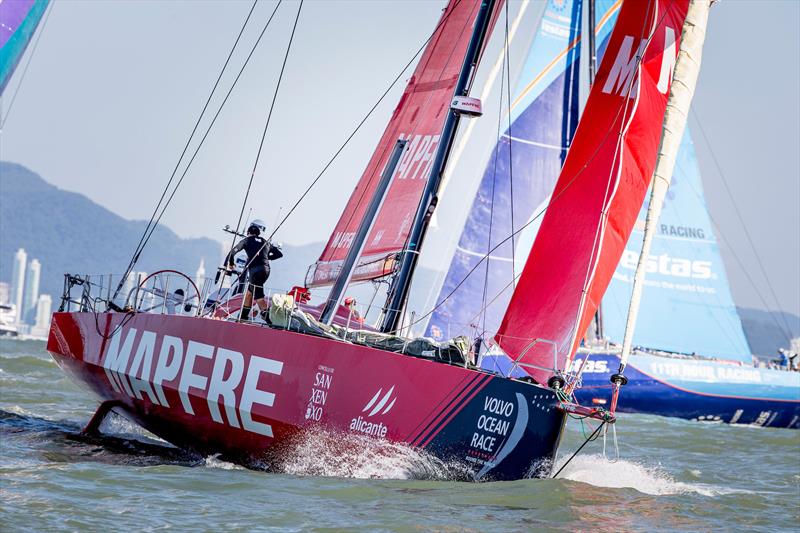 MAPFRE leads the fleet away as Volvo Ocean Race Leg 8 from Itajaí to Newport starts - photo © María Muiña / MAPFRE 