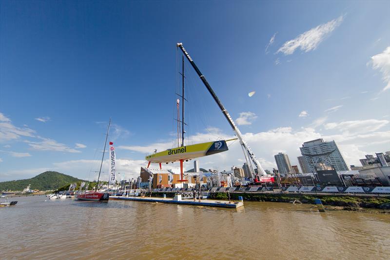 Leg 8, Itajai stopover. Craning Team Brunel - 04 April, . - photo © Pedro Martinez / Volvo Ocean Race