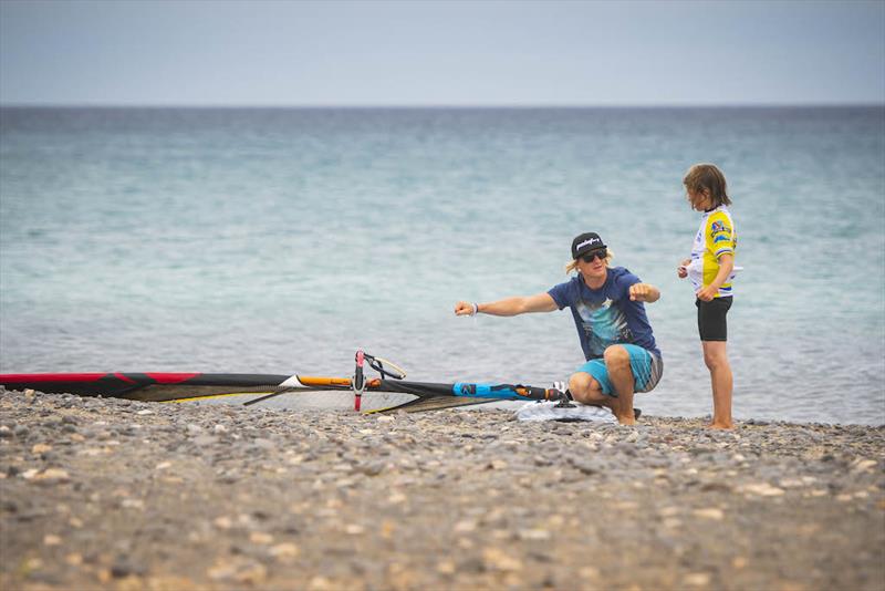 EFPT Fuerteventura 2018 - Yentel Caers explaining the technique to Ancor Sosa - photo © Fuerteluz Project