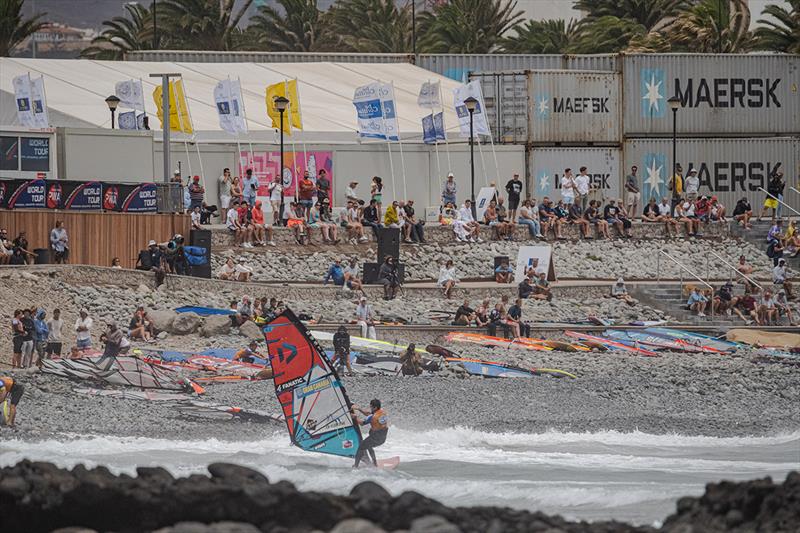 People focused on the final - Gran Canaria Windsurfing World Cup 2022 - photo © Delfour Photographer