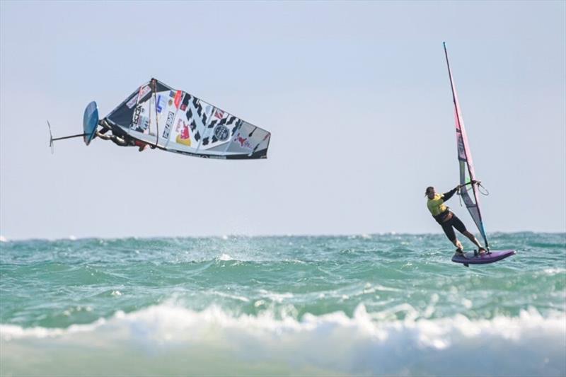 Lennart Neubauer doing a Shifty against an unsuspecting Yentel Caers in the final - 2024 FPT Vieste - photo © PROtography Official