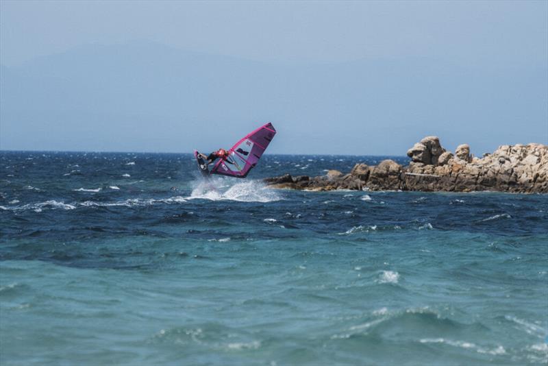 Caers looked absolutely unstoppable all day - bringing out the highest scoring moves and biggest heat scores of the entire single eliminaton - photo © Richard Buchner