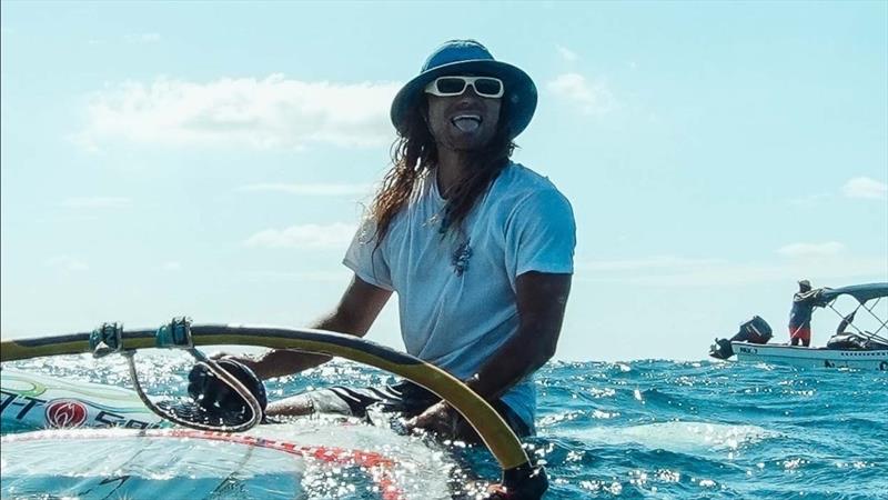 Bernd Roedieger, bu yılın başlarında Fiji Pro'yu muhteşem bir şekilde kazanarak ve yılın ilk yarısında Porto Riko, Maui Pro ve Fiji Surf Pro'da elde ettiği zaferlerle liderliği ele geçirerek, yüzünde kocaman bir gülümsemeyle poz veriyor - fotoğraf © Fish Bowl Diaries