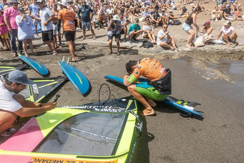 Marc Pare, Tenerife'de üst üste 3. kez zafer kazanarak bu yıl ilk kez sıralamalarda liderliğe yükselme şansını yakalamasının ardından duygularına hakim olamıyor - fotoğraf © Fish Bowl Diaries