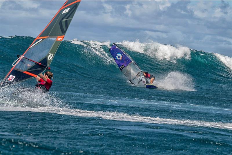 Kadınlar genel klasmanında ikinci olan Maria Behrens, bu yılın başlarında Maui Pro'da ön planda Lina ile mücadele ederken - fotoğraf © Fish Bowl Diaries